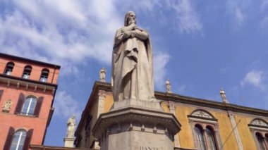 Verona 'nın Dante heykeli