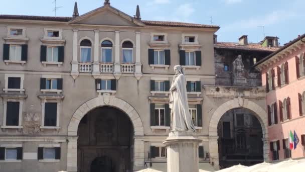 Verona 's Dante statue 2 — стоковое видео