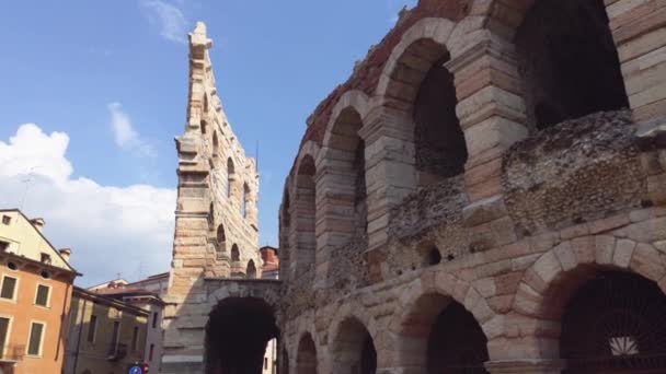 Arena di Verona Detail unter blauem Himmel — Stockvideo