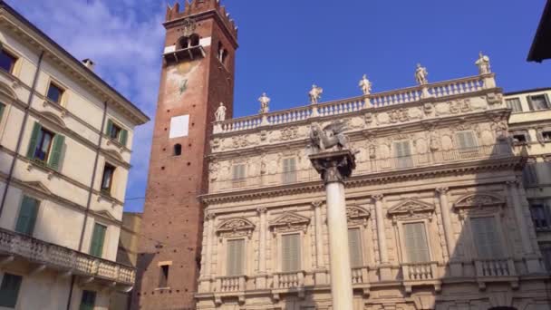 Leão de São Marcos na Piazza delle Erbe em Verona — Vídeo de Stock