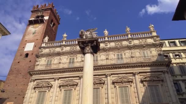 Saint Mark lion in Piazza delle Erbe in Verona 2 — Stock Video