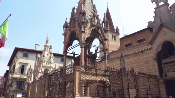Utsikt over Arche Scaligere i Verona i Italia 2 – stockvideo