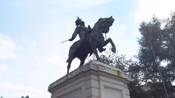 Vittorio Emanuele cavalca una statua a cavallo a Verona — Video Stock