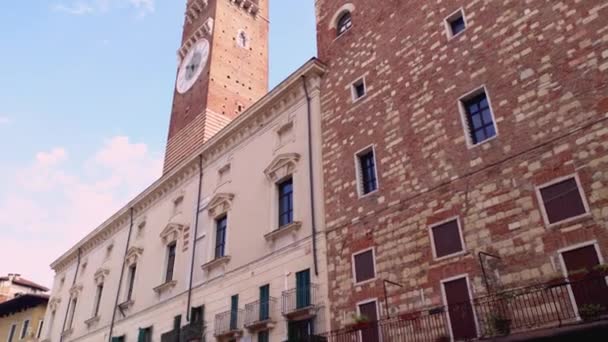 Piazza delle Erbe and Lamberti tower in Verona in Italy — Stock Video