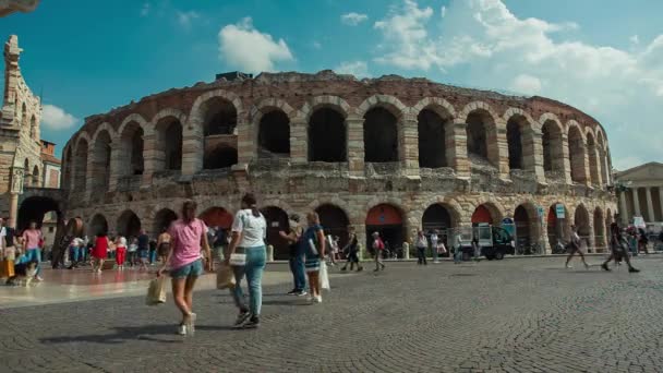 Vista lateral de Arena en Verona con gente visitando y caminando — Vídeos de Stock