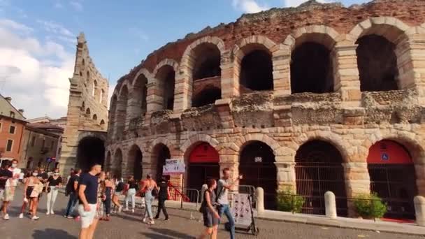 Blick auf die Arena in Verona, Italien mit Menschen und Touristen besuchen 2 — Stockvideo