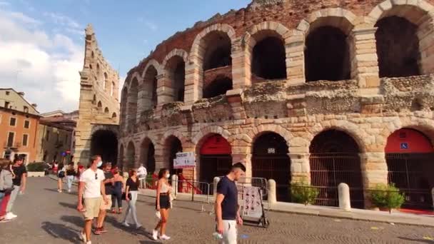 사람들과 관광객들이 방문하는 이탈리아 베로나의 아레나 전경 3 — 비디오