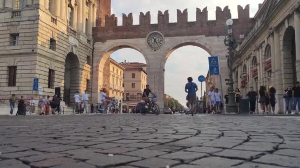 Portoni della Bra en Verona en Italia al atardecer 3 — Vídeos de Stock