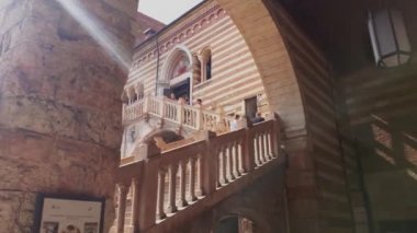 İtalya, Verona 'da merdivenleri olan Palazzo della Regione.