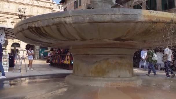 Fontänen i Piazza delle Erbe i Verona i Italien 2 — Stockvideo