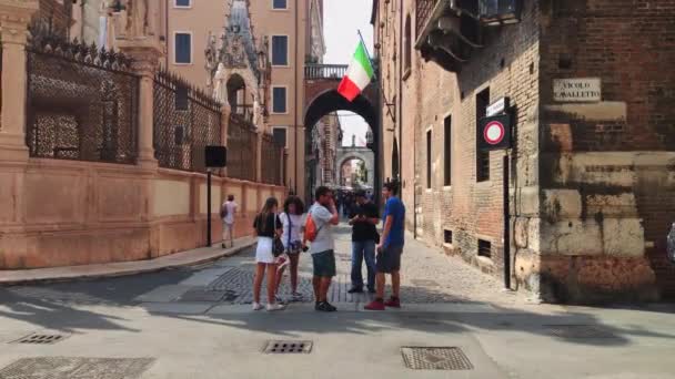 Pessoas a andar no beco da Verona — Vídeo de Stock
