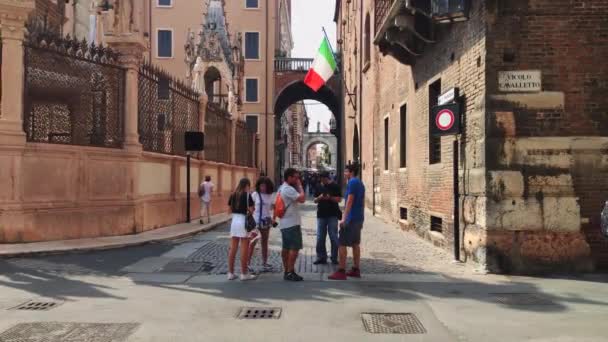 Des gens marchent dans l'allée de Vérone — Video