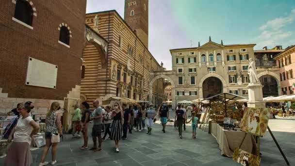 意大利维罗纳的Signori广场挤满了走路的人和游客3 — 图库视频影像