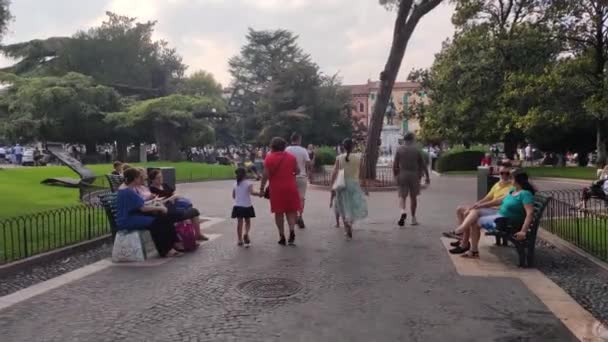 Parc dans le centre de la place Bra à Vérone, Italie — Video