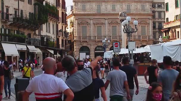 Piazza delle Erbe i Verona full av människor 2 — Stockvideo
