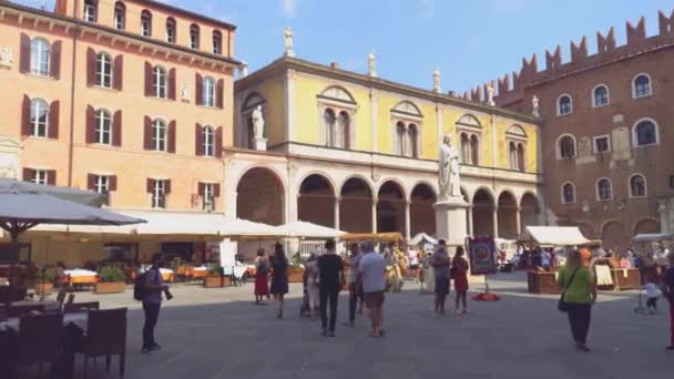 Zicht op Piazza dei Signori, Signori plein in het Engels, in Verona in Italië 3 — Stockvideo