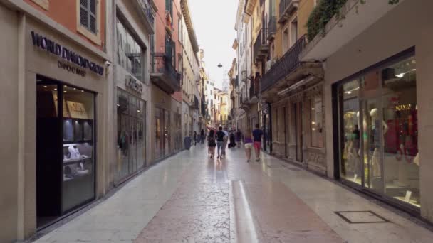 Mazzini gatan i Verona full av människor 2 — Stockvideo
