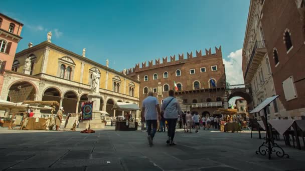 Verona, İtalya 'daki Sinyori Meydanı yürüyen ve turistlerle dolu. — Stok video