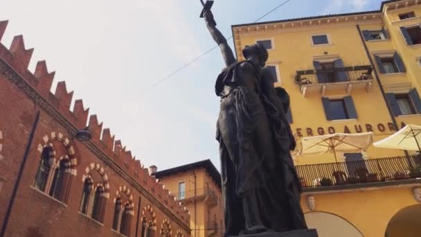 Standbeeld in het centrum van Verona — Stockvideo