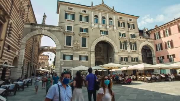 Plaza Signori en Verona, Italia llena de gente caminando y turistas 4 — Vídeos de Stock
