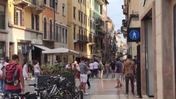 イタリアのヴェローナのマッツィーニ通りの眺め — ストック動画