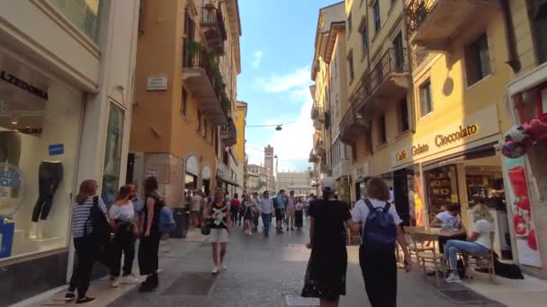 Pessoas andando no beco de Verona 3 — Vídeo de Stock