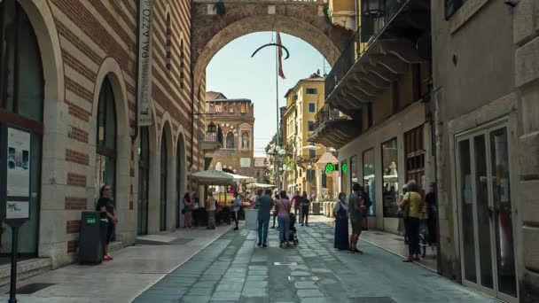 Plaza Signori en Verona, Italia llena de gente caminando y turistas 6 — Vídeo de stock