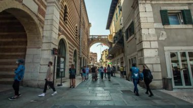 Verona, İtalya 'daki Sinyori Meydanı 5 turist ve yürüyen insanlarla dolu.