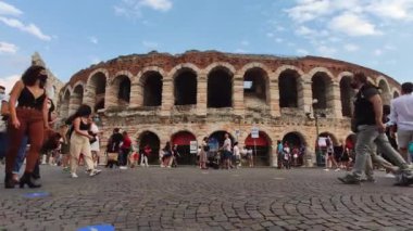 İtalya 'nın Verona kentindeki Arena manzarası 6 kişiyi ziyaret ediyor