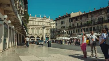 Verona 'daki Piazza delle Erbe 6 kişiyle dolu.
