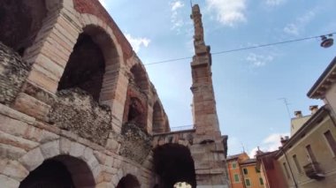 Mavi gökyüzü altında Arena di Verona Ayrıntıları