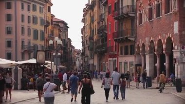 Verona 'daki Piazza delle Erbe 4 kişiyle dolu.