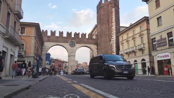 Portoni della Bra in Verona in Italië bij zonsondergang 3 — Stockvideo