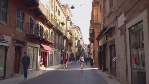 Mazzini Straße in Verona voller Menschen 3 — Stockvideo