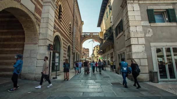 Signori torget i Verona, Italien full av människor promenader och turister 5 — Stockvideo