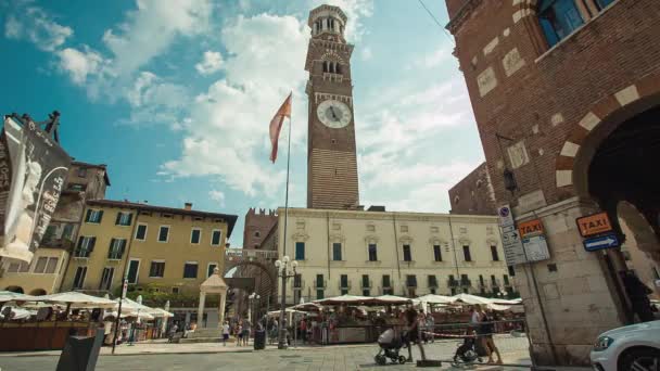 Piazza delle Erbe a Verona con la torre Lamberti piena di gente — Video Stock