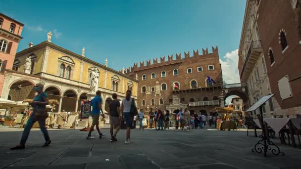 Plaza Signori en Verona, Italia llena de gente caminando y turistas 2 — Vídeo de stock