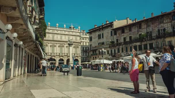 Piazza delle Erbe i Verona full av människor 6 — Stockvideo