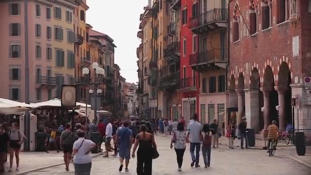 Piazza delle Erbe i Verona full av människor 4 — Stockvideo