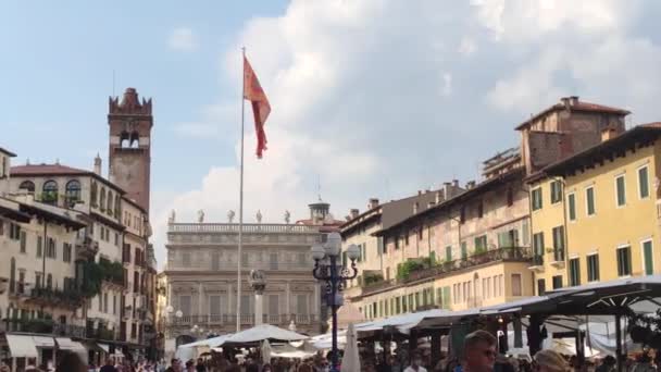 Utsikt över Piazza delle Erbe i Verona i Italien 9 — Stockvideo