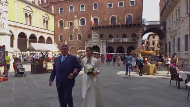 Nowożeńcy spacerujący ulicą Werony — Wideo stockowe