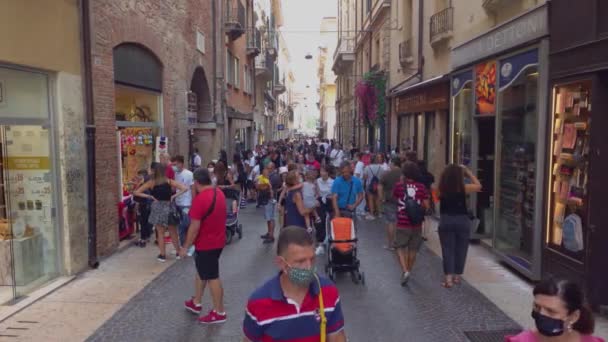 Straße von Verona voller Menschen — Stockvideo