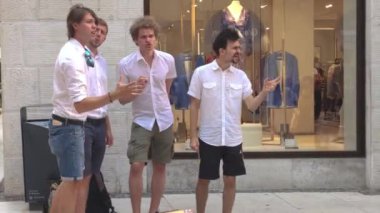 İtalya 'da Verona caddesinde sokak şarkıcısı