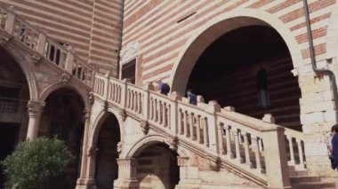 İtalya, Verona 'da merdivenleri olan Palazzo della Regione.