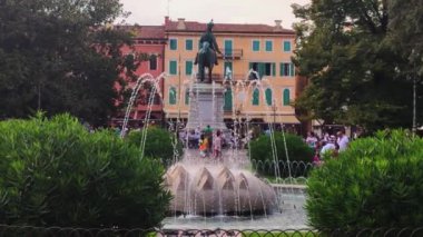İtalya, Verona 'da Sütyen Meydanı' nın ortasına çeşmeli park