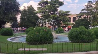 İtalya, Verona 'da Sütyen Meydanı' nın ortasına çeşmeli bir park.