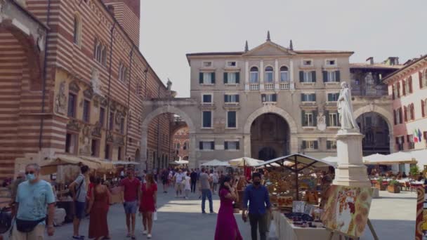Zicht op Piazza dei Signori, Signori plein in het Engels, in Verona in Italië 10 — Stockvideo