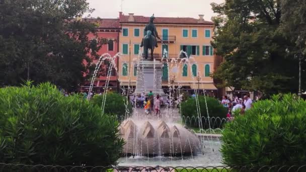 Park med fontän i centrum av Bra torget i Verona, Italien — Stockvideo