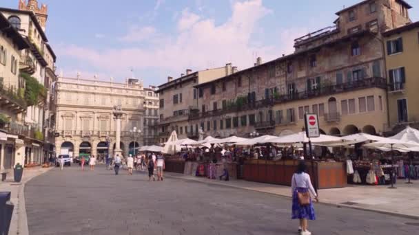 Utsikt över Piazza delle Erbe i Verona i Italien 2 — Stockvideo