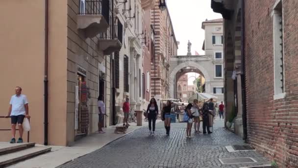 Personnes marchant dans l'allée de Vérone 2 — Video